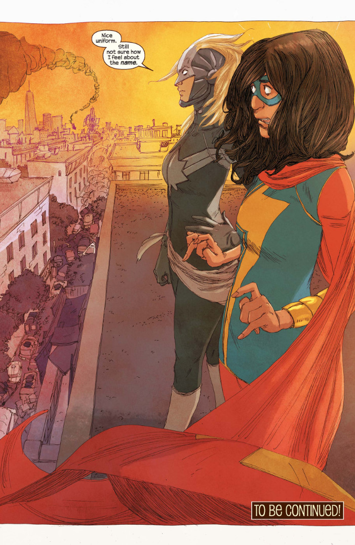 Kamala Khan e Carol Danvers stanno su un tetto. Kamala è scioccata dalla presenza di Carol, poiché Carol dice “Bella uniforme. Non sono ancora sicuro di come mi sento riguardo al nome.