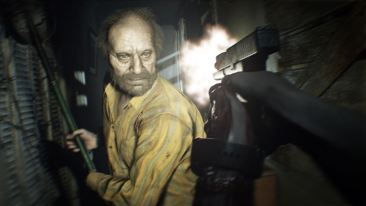 In questo screenshot di Resident Evil 7, si vede l'antagonista Jack avvicinarsi al personaggio principale con una pala sollevata, pronto ad attaccare. Si possono vedere i personaggi principali con le mani insanguinate, che puntano una pistola e la sparano all'attaccante impazzito.