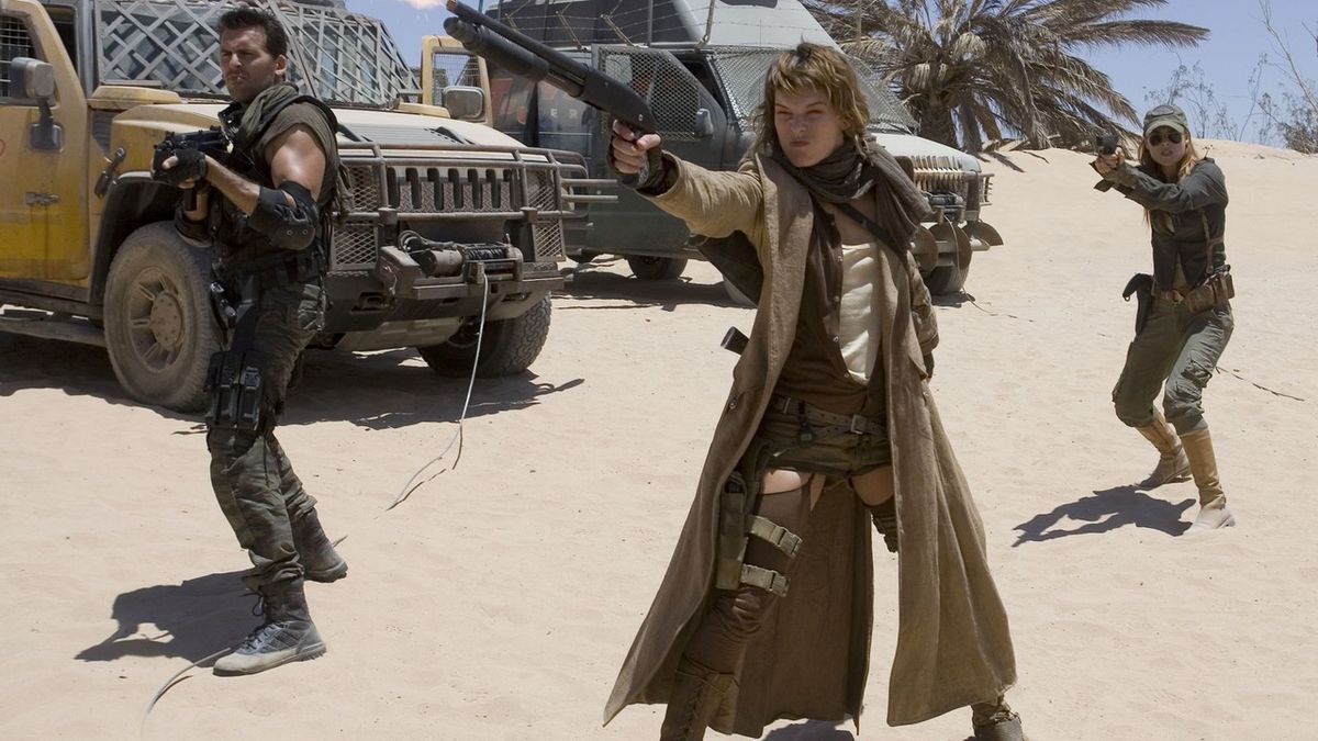 Carlos Olivera (Oded Fehr), Jill (Milla Jovovich) e Claire (Ali Larter) in Resident Evil: Extinction.