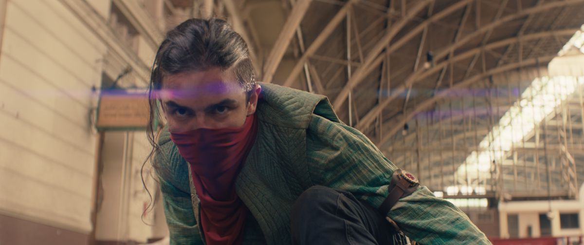 Kareem accovacciato in primo piano