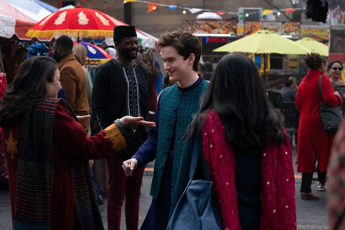 Bruno saluta la mamma di Kamala, che gli sta aprendo le braccia