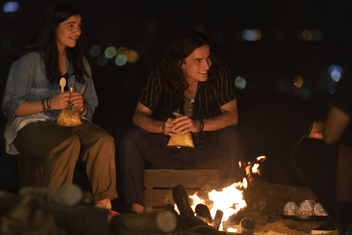 Kareem seduto davanti al fuoco ridendo