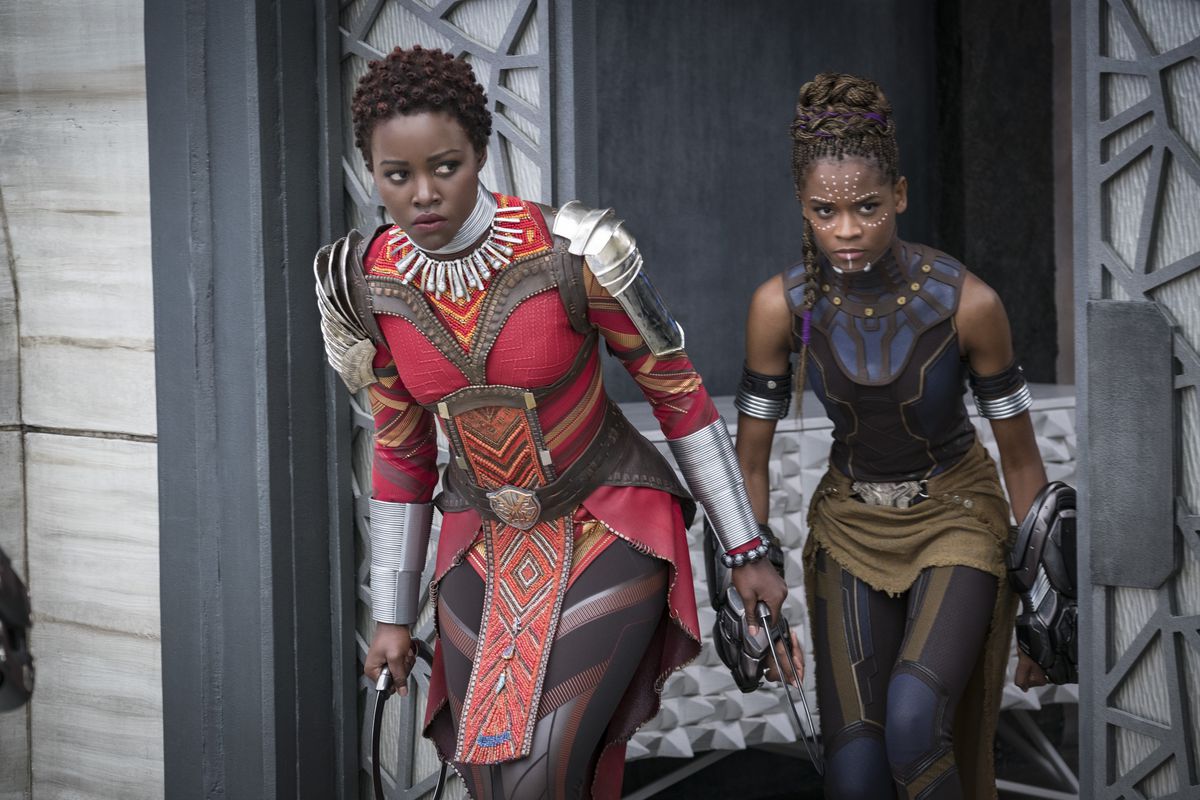 BLACK PANTHER dei Marvel Studios... da L a R: Nakia (Lupita Nyong'o) e Shuri (Letitia Wright)