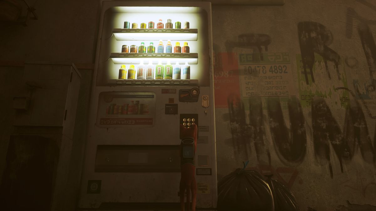 Un gatto spinge i pulsanti di un distributore automatico bianco