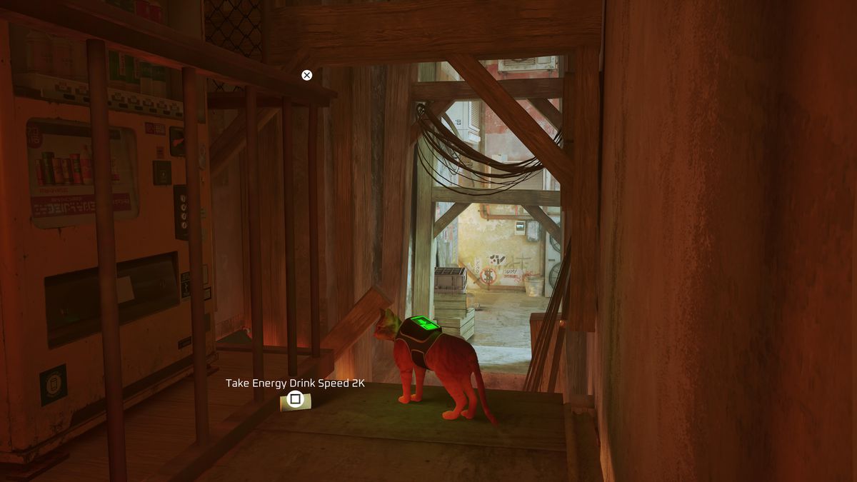 Un gatto si trova in un vicolo vicino a un distributore automatico giallo a Stray