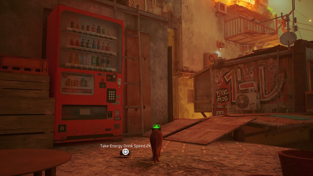 Un gatto è in piedi sul tetto, accanto a una lattina di Energy Drink Speed 2K, a Stray