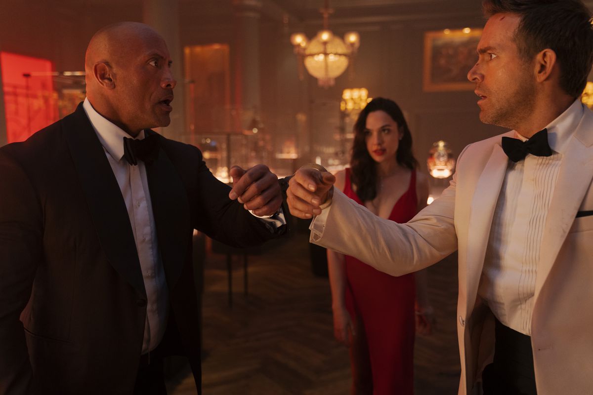 Dwayne Johnson, Gal Gadot e Ryan Reynolds in Red Notice