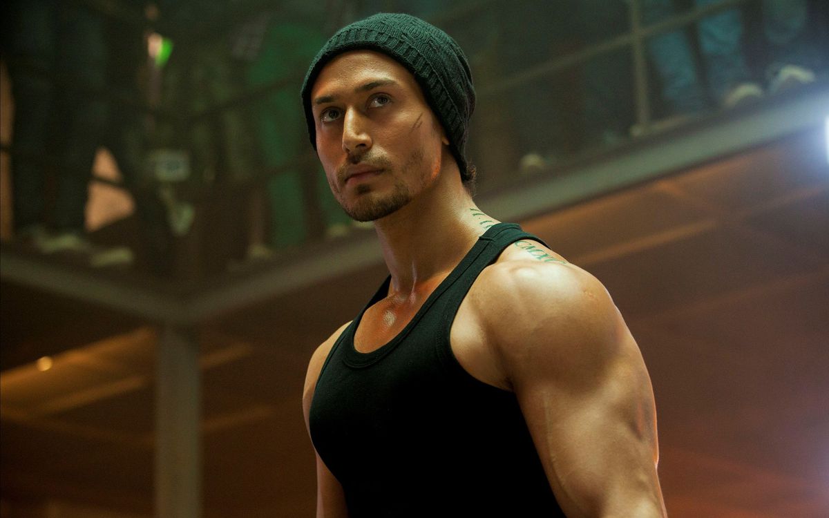 Tiger Shroff sta benissimo con una canotta nera e un berretto in Baaghi