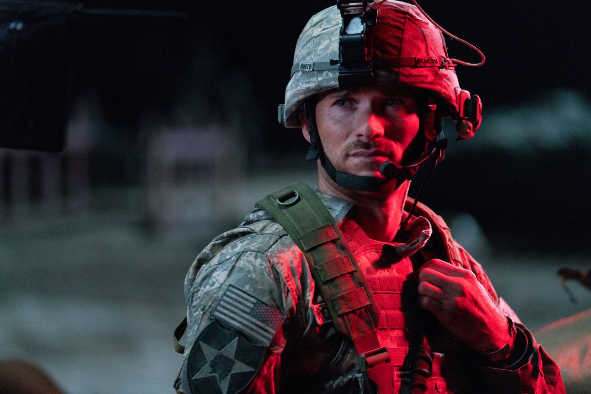 Scott Eastwood illuminato da neon in The Outpost