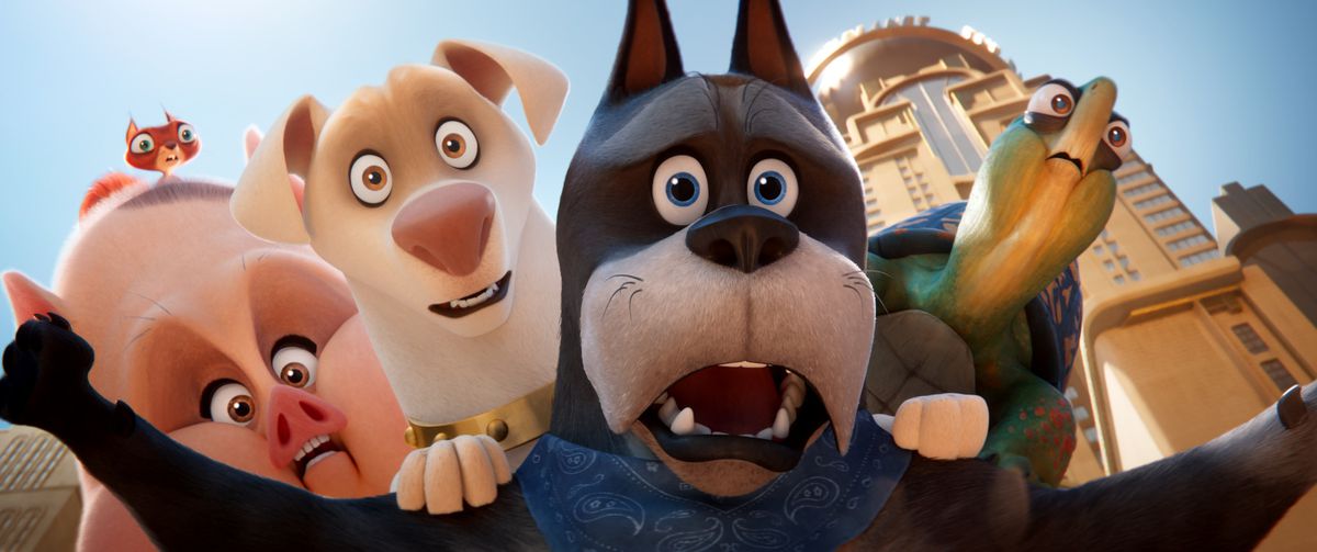 Ace the Bat-Hound (Kevin Hart) funge da scudo canino per il resto del cast di animali in DC League of Super-Pets
