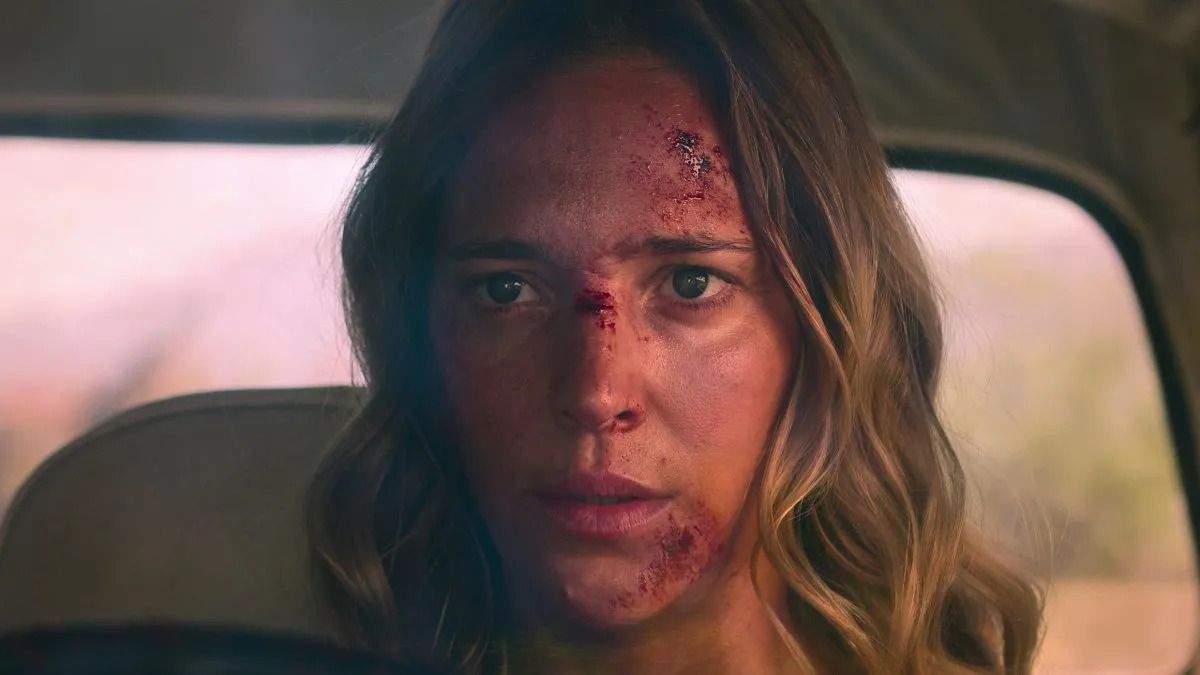 Una donna con la faccia insanguinata siede nella sua macchina a Pipa