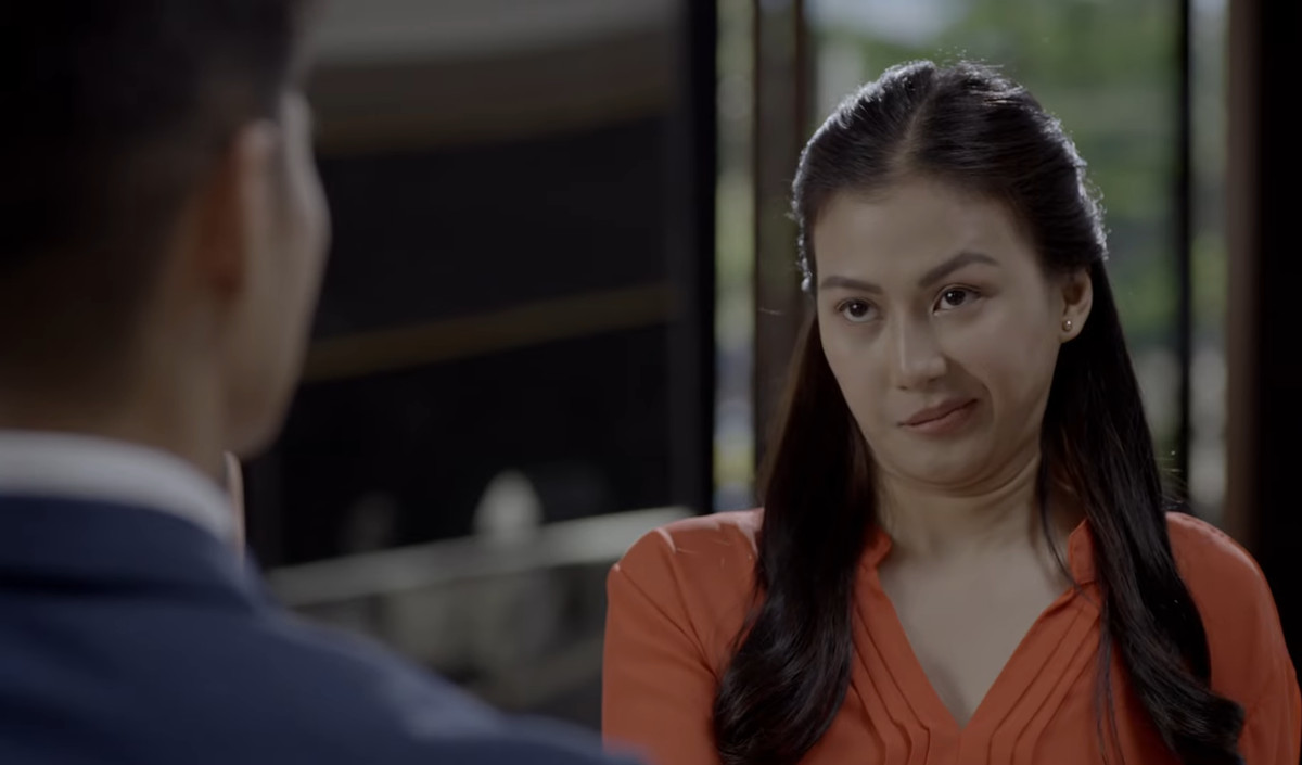 Il personaggio principale di The Entitled tenta di sorridere.