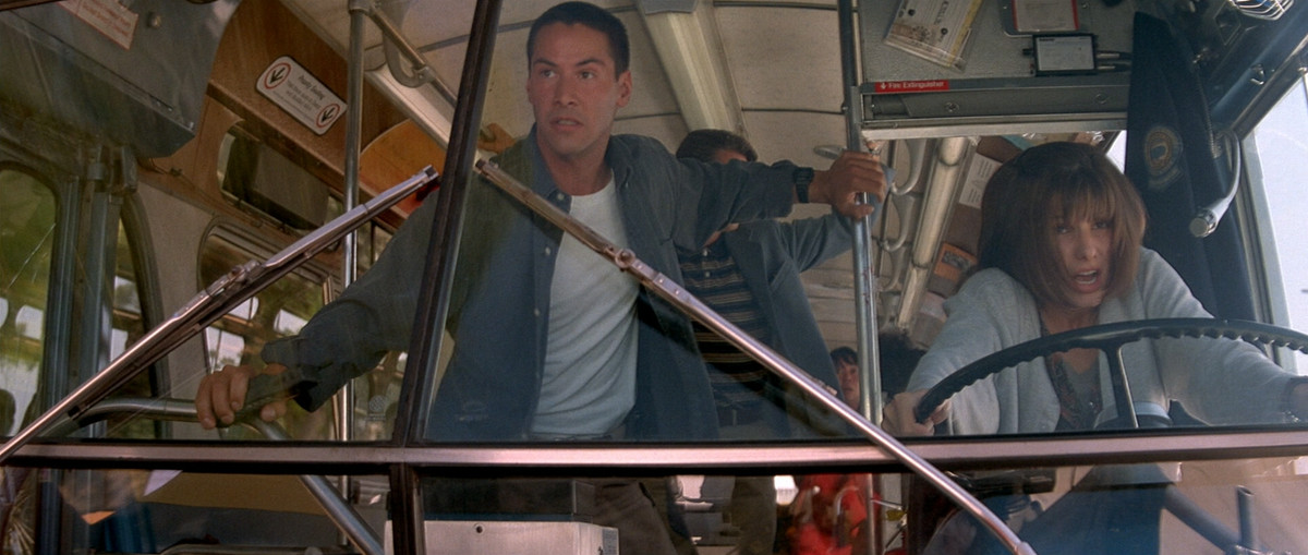 Keanu Reeves e Sandra Bullock sull'autobus in Speed.