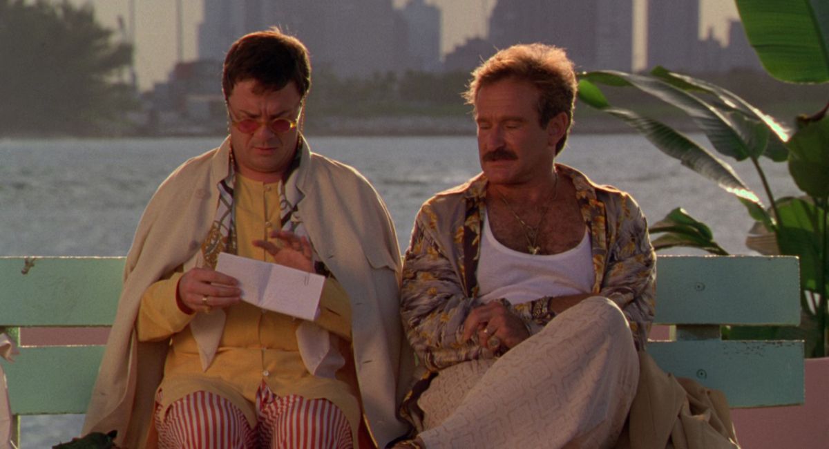 Nathan Lane e Robin Williams seduti su una panchina in The Birdcage.