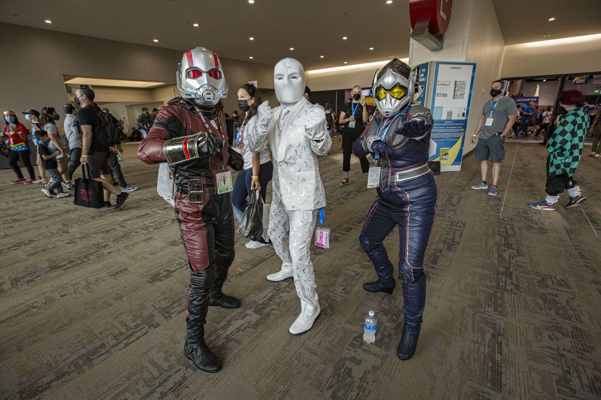 I cosplayer Marvel Joshua Kerns nei panni di Ant-Man, Andre Rhoden nei panni di Mr. Knight e Betty Rodriguez nei panni di The Wasp posano per le foto durante la quarta giornata internazionale del Comic-Con del 2022 al San Diego Convention Center il 24 luglio 2022