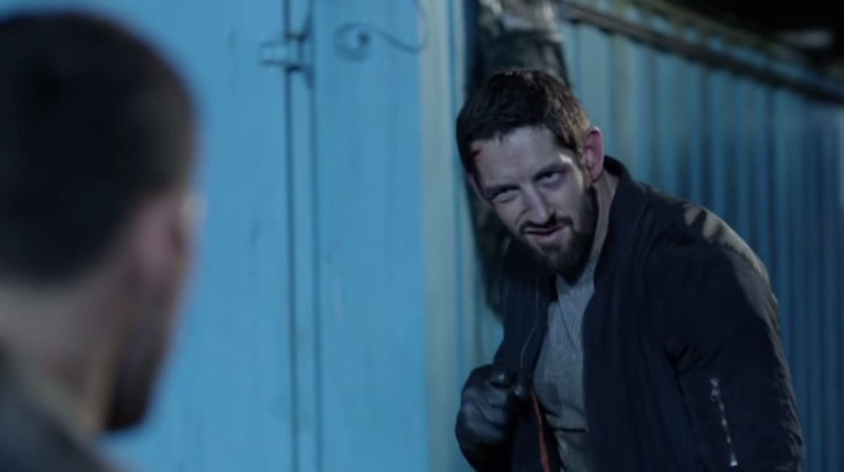 Stu Bennett/Wade Barrett sorride a Scott Adkins in Eliminators