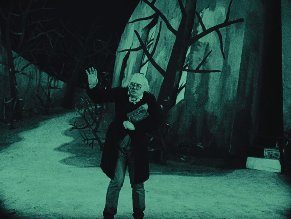 Il dottor Caligari va avanti con un libro ne Il gabinetto del dottor Caligari.