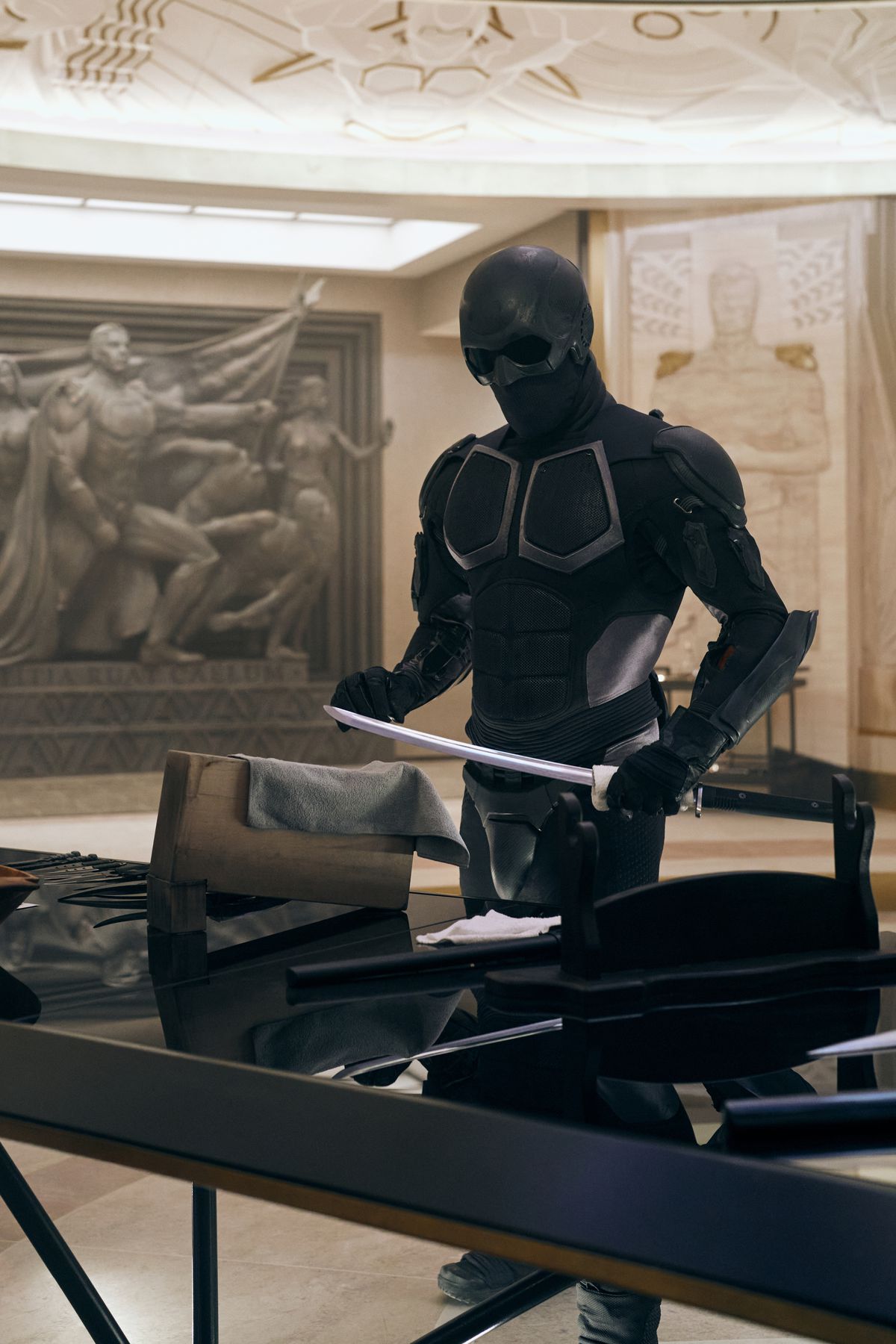 Nathan Mitchell nel ruolo di Black Noir