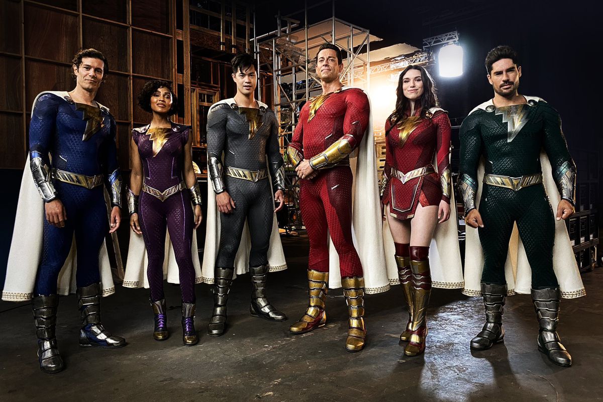 LTR Jack Dylan Grazer, Meagan Good, Ross Butler, Zachary Levi, Grace Fulton e DJ Cotrona in costume come la famiglia Shazam, sul set di Shazam! Furia degli dei.