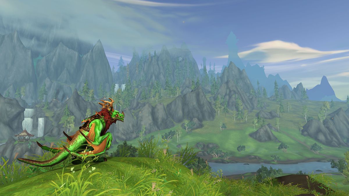 Un drago montabile siede su una collina in World of Warcraft: Dragonflight