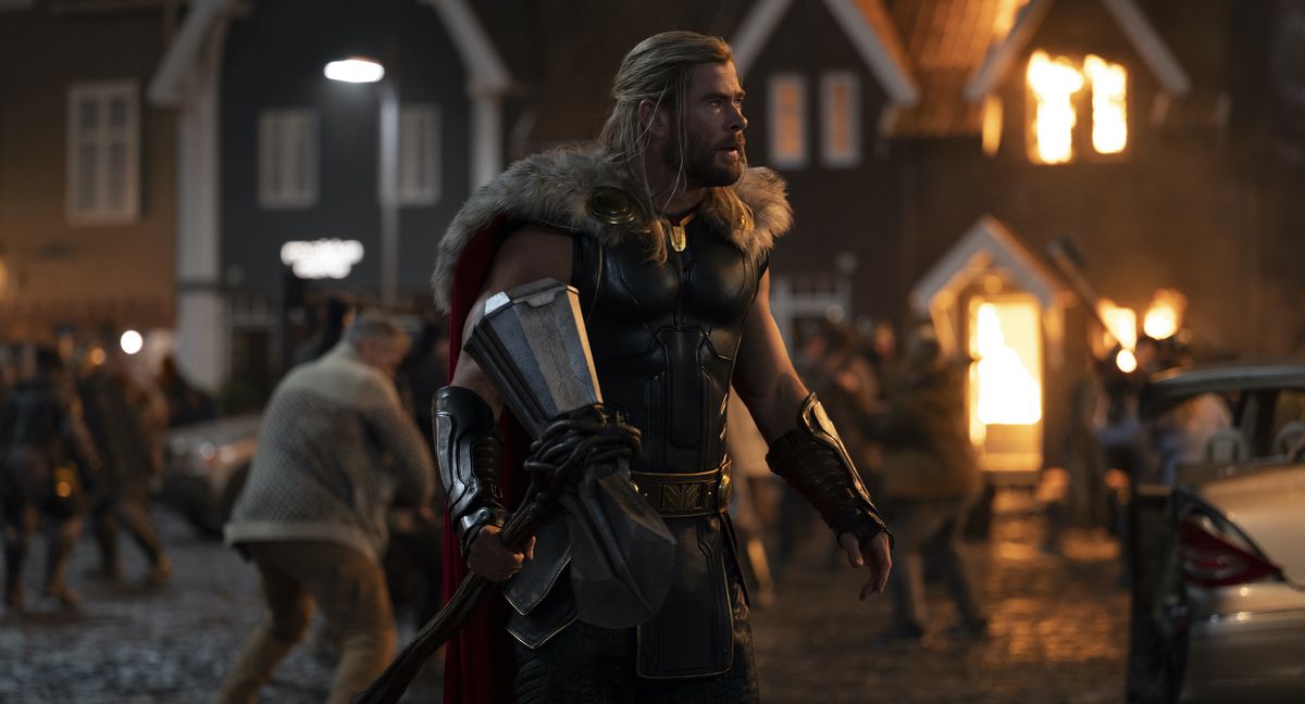 Thor con Stormbreaker in mano, in procinto di unirsi a una lotta a New Asgard