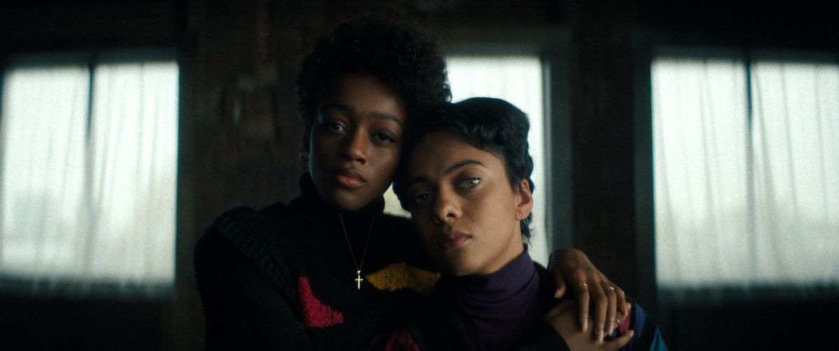 Beauty (Grace Marie Bradley) e Jasmine (Aleyse Shannon) stanno insieme, fissando la telecamera con le braccia drappeggiate l'una sull'altra, in Beauty di Netflix.