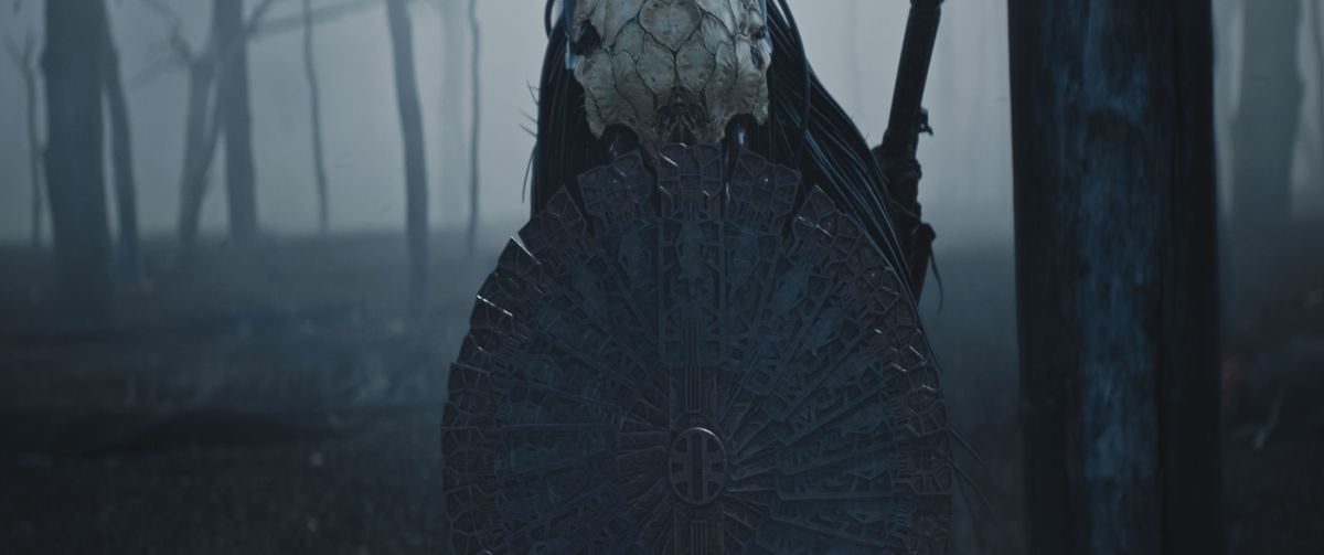 Il Predator nascosto dietro uno scudo in Prey