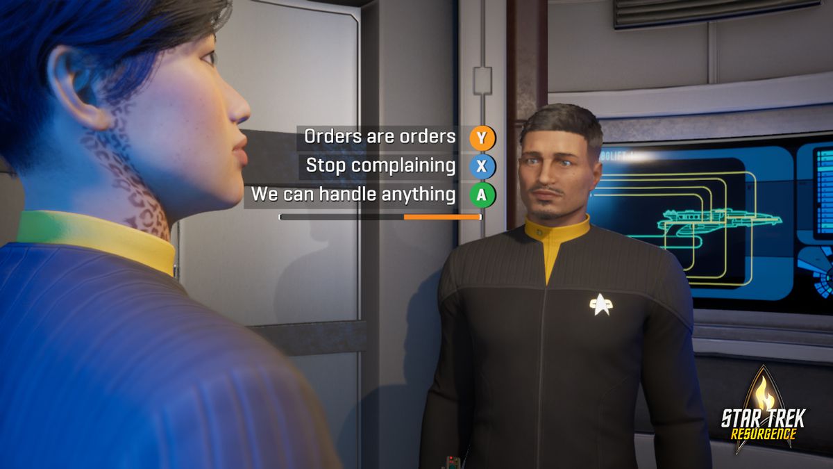 Il primo ufficiale Jara Rydek e il guardiamarina Carter Diaz discutono dei loro ordini in un turboascensore della Flotta Stellare in uno screenshot di Star Trek: Resurgence
