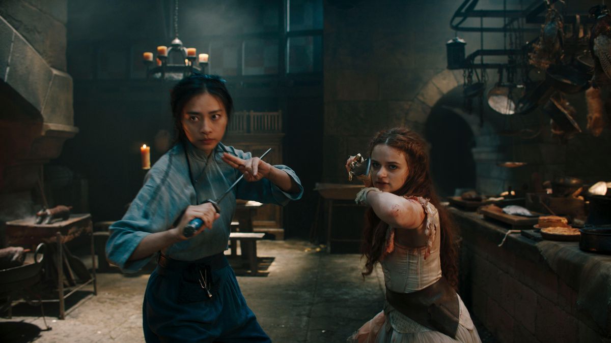 Linh (Veronica Ngo) e The Princess (Joey King) brandiscono le spade in The Princess.