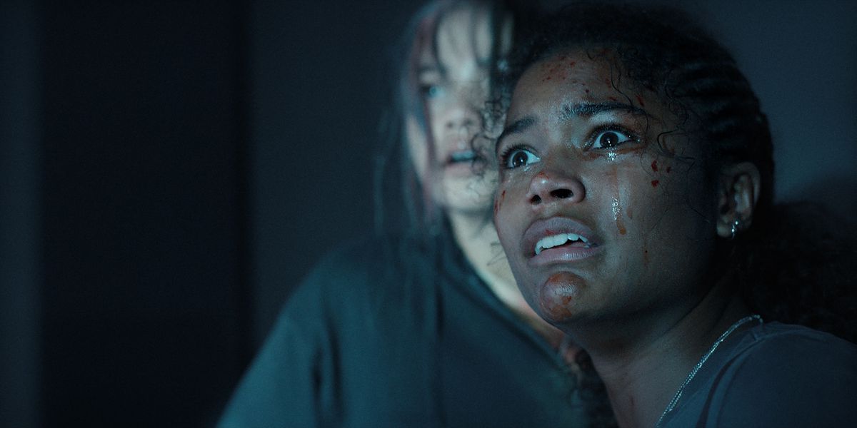 Jade e Billie sembrano spaventate e ricoperte di sangue in primo piano