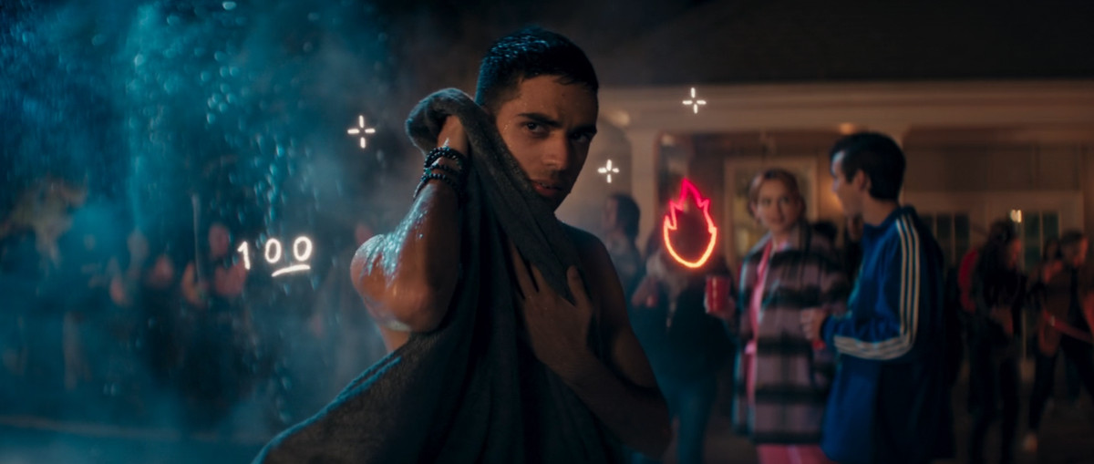 Kamran si asciugava con piccole fiamme, stelle e 100 scarabocchi di emoji disegnati intorno a lui