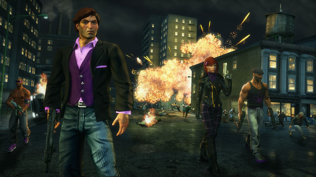 Saints Row: The Third - The Third Street Saints posa drammaticamente mentre un'esplosione si verifica lungo la strada della città.