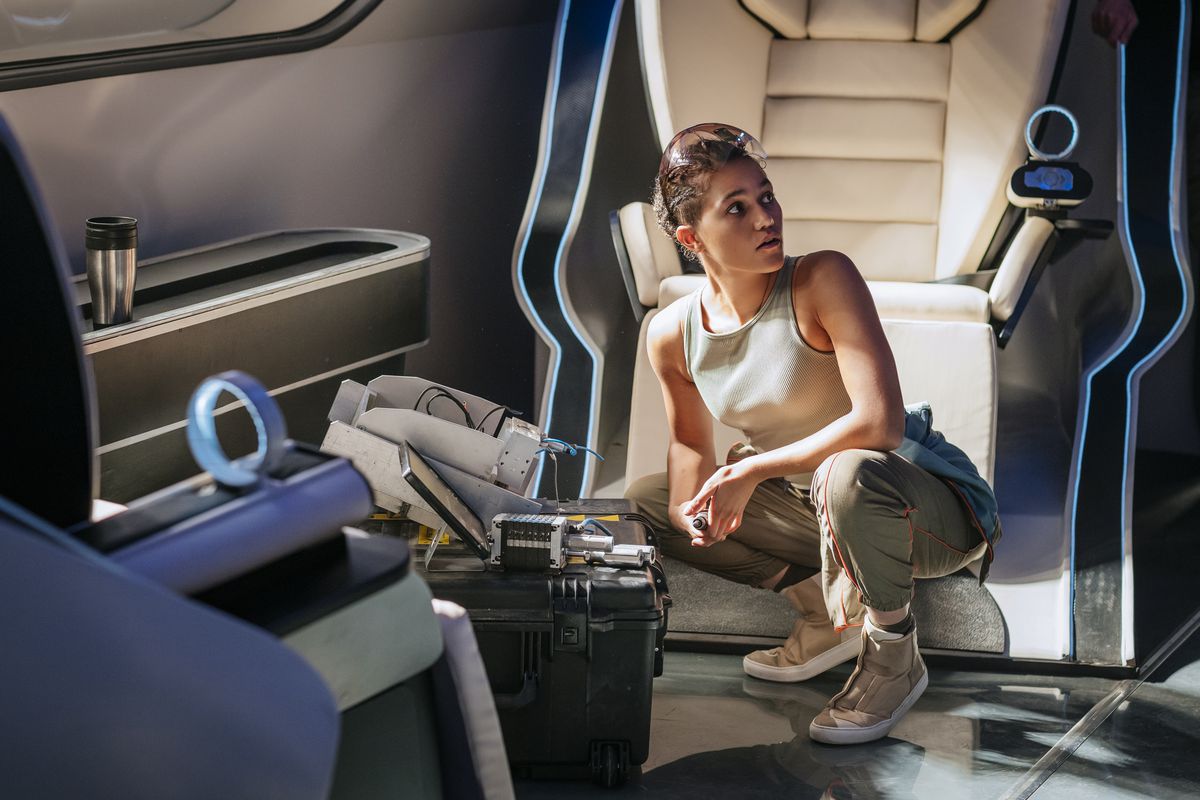 Bella ripara qualcosa e si gira accovacciata