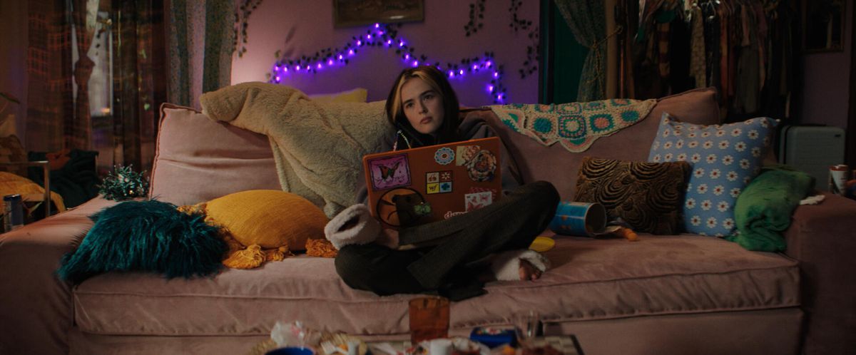 Danni (Zoey Deutch) sprofonda sul divano mentre è al computer in Non va bene.