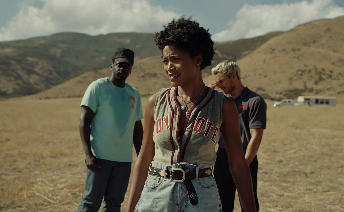 OJ Haywood (Daniel Kaluuya), Emerald Haywood (Keke Palmer) e Angel Torres (Brandon Perea) in piedi in un campo arido a Nope
