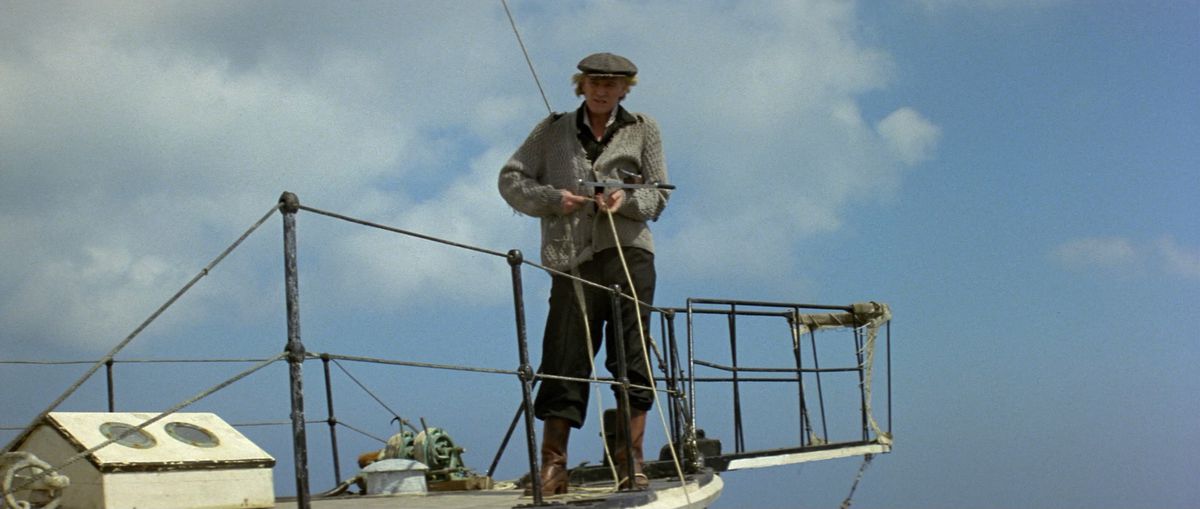 Richard Harris sta con un arpione su una nave a Orca.