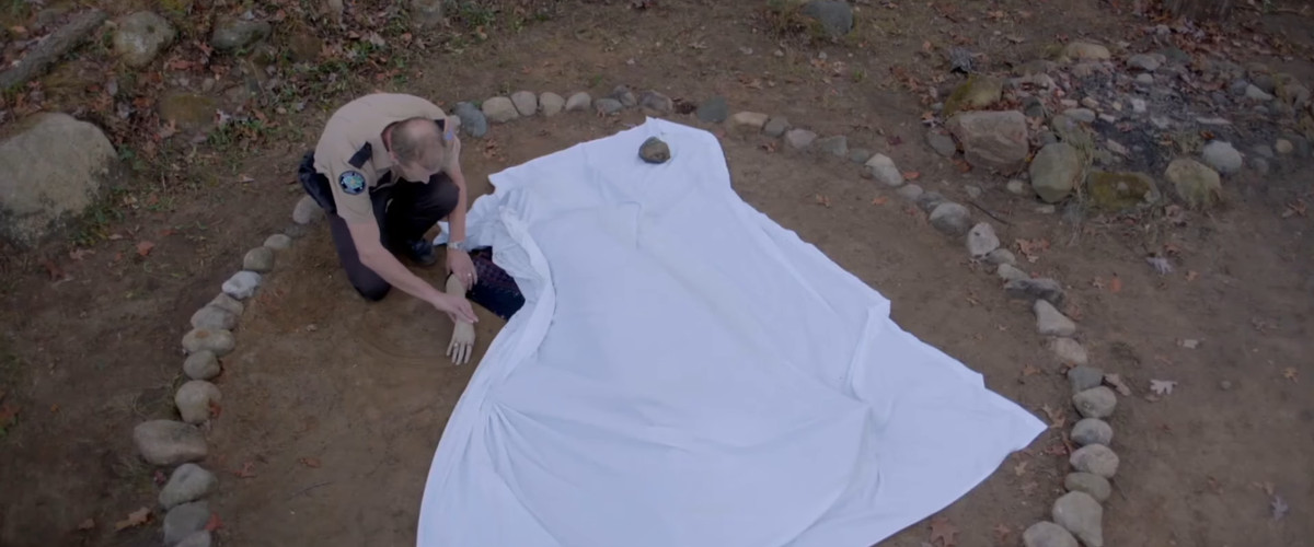 L'ufficiale di polizia in 3 Demoni riorganizza il corpo.