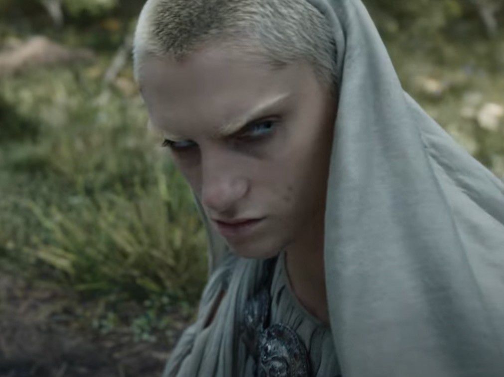 Anson Boon, nel ruolo di un personaggio sconosciuto, alza lo sguardo torvo in Il Signore degli Anelli: Gli anelli del potere