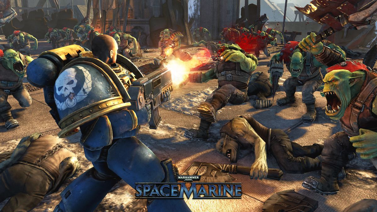 un marine pesantemente corazzato si lancia verso gli Orki in arrivo in una scena di Warhammer 40,000 Space Marine - Anniversary Edition
