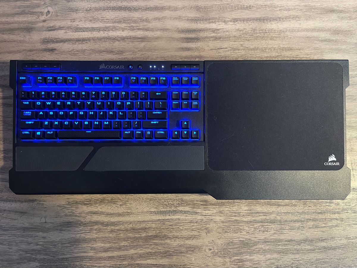 Una lapboard Corsair si trova su un tavolo di legno