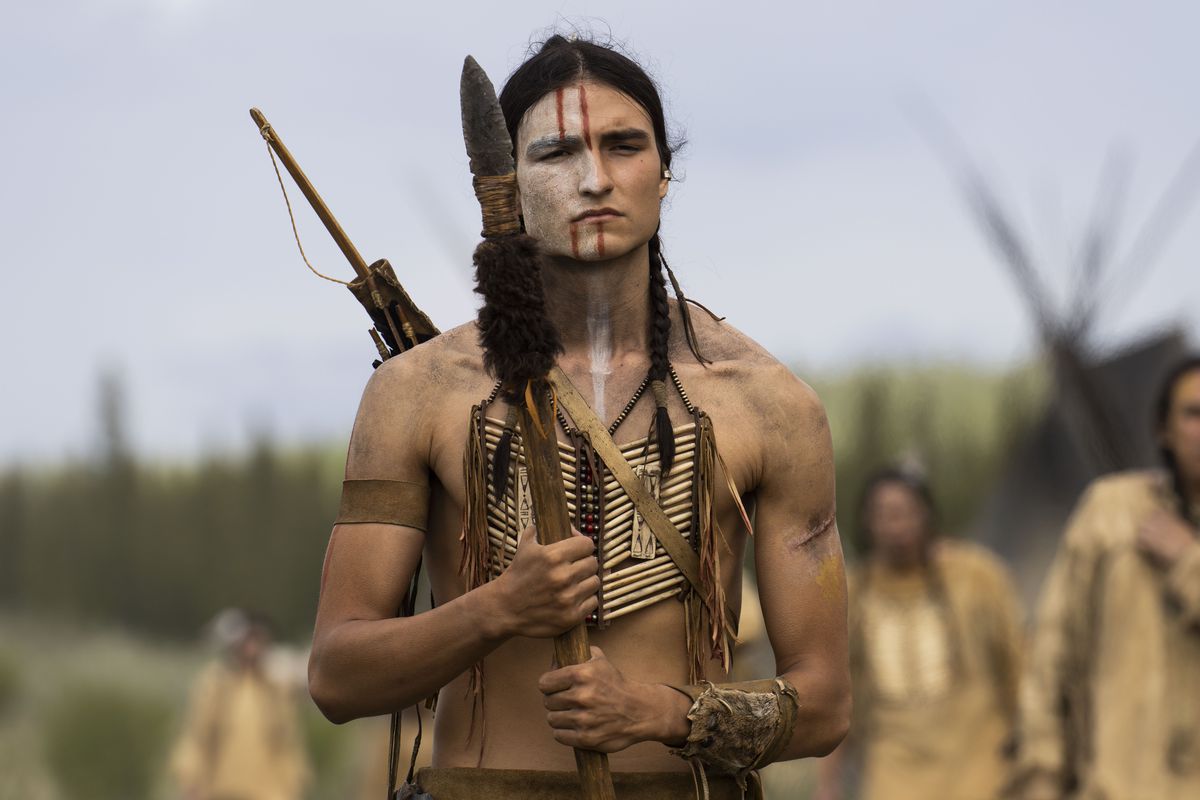 Dakota Beavers nel ruolo di Taabe nel film Prey