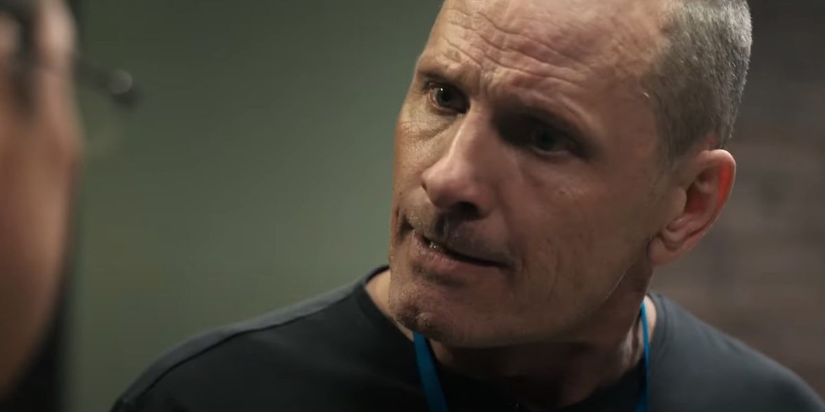 Viggo Mortensen che urla a qualcuno in Tredici vite