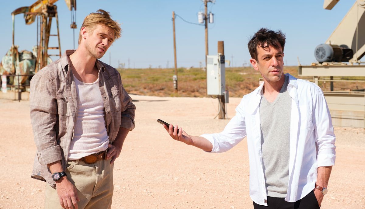 BJ Novak porge un telefono per registrare la voce di Boyd Holbrook in Vengeance