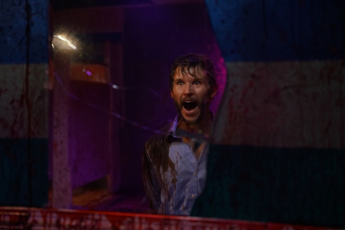 Ryan Kwanten urla in uno specchio in frantumi in Glorious