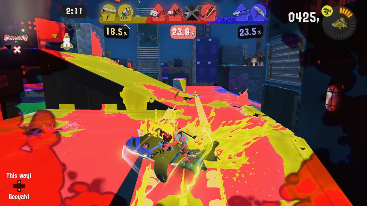 Un giocatore cavalca un Reefslider su un campo di battaglia coperto di inchiostro nella Tricolore Turf War in Splatoon 3