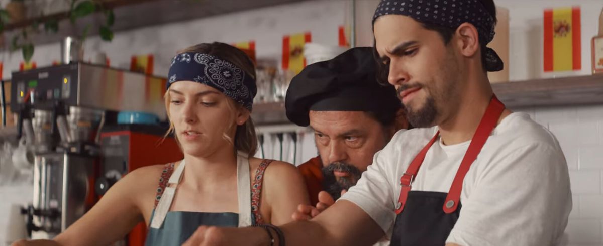 Sofia (Riley Dandy) e Matias (Isaac Gonzalez Rossi) cucinano insieme in That's Amor.