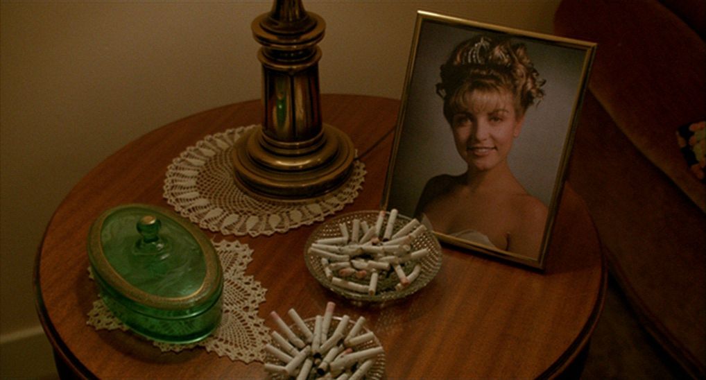 Un ritratto di Laura Palmer circondata da mozziconi di sigaretta in un portacenere in Twin Peaks: Fire Walk with Me.