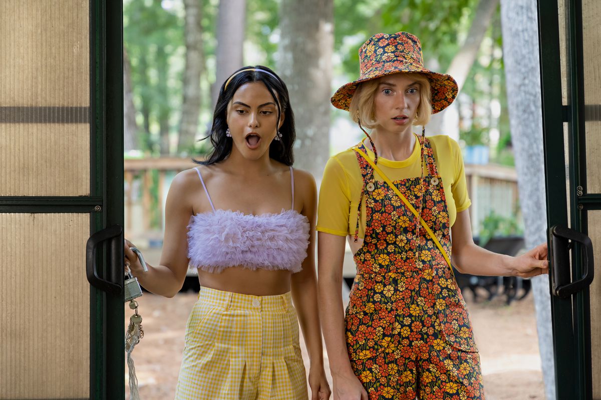 Camila Mendes nei panni di Drea e Maya Hawke nei panni di Eleanor in abiti colorati in Do Revenge