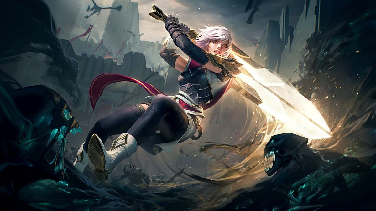 League of Legends - Splash art di Sentinel Riven, che mostra una giovane donna dai capelli bianchi in armatura che brandisce una gigantesca spada luminosa fatta di pietra d'oro pallido.
