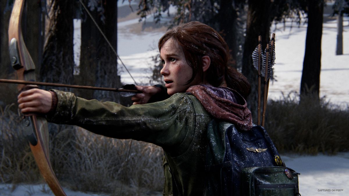 Ellie tira indietro un inchino in The Last of Us Part 1